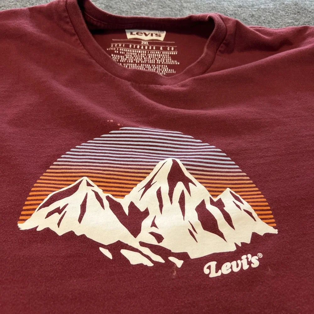 Levi's Men's 2XL‎ Burgundy Short Sleeve Crew Neck Graphic Tee Mountains